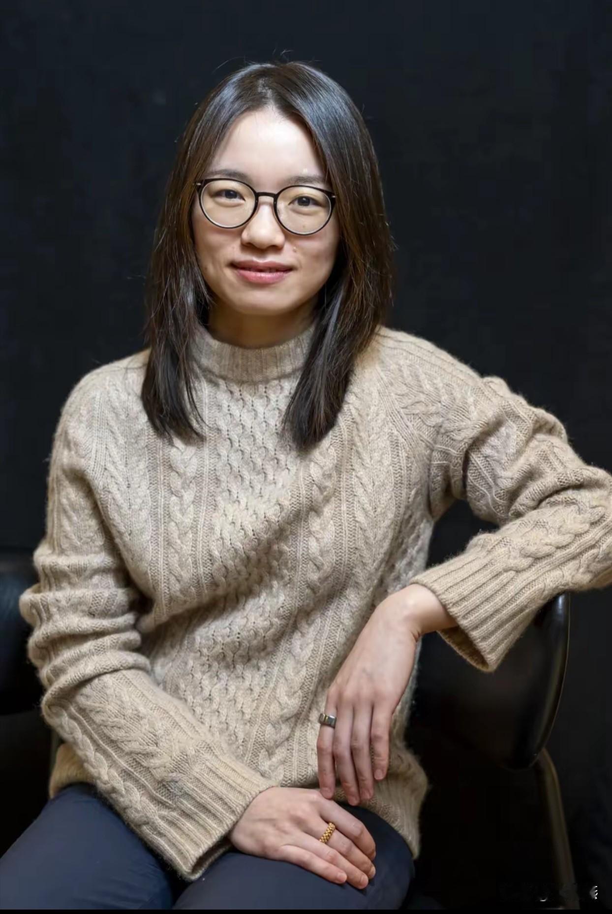 关于王虹，北大老师同学评价，都是她偏内向，不爱说话。而法国那边教授，都说