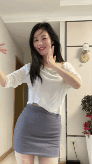 观察长相和衣着，猜猜她属于哪种女人？A.自身是豪门；B.嫁入了豪门；C.