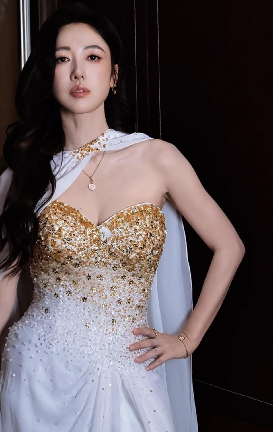 说真的，港星李施嬅真的和内娱的演员不同，她来内地参加长春电影节。穿这件礼服，我