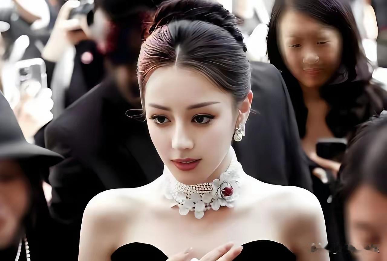 迪丽热巴在欧洲录制综艺时，被景区仪式选中，临时扮演王后。一开始她还以为，这是节目