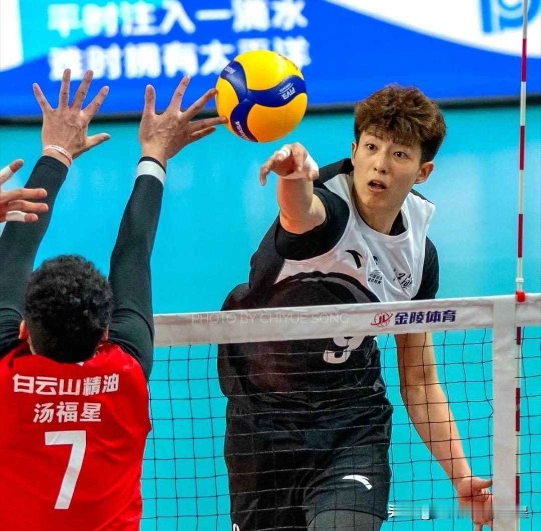 刚结束的排超第八轮，江苏男排3比1力克福建男排！要知道，之前七轮江苏队唯一输过的