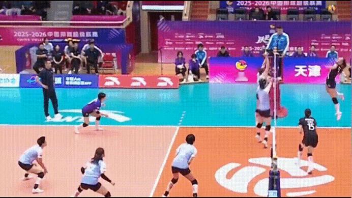 娜塔莉娅辛辛苦苦，拼了老命去救球，然后扣球，第二局18-10领先那么多，被小队员
