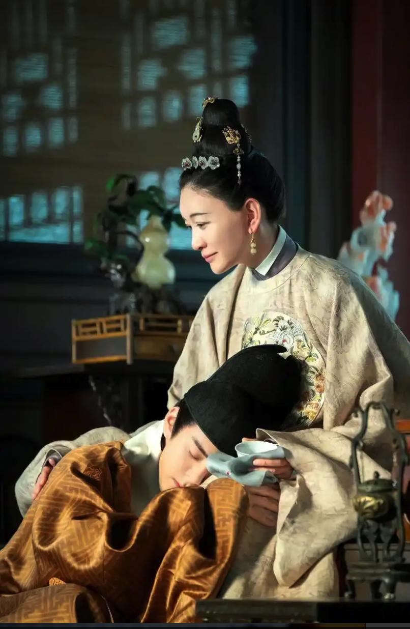 1462年，东宫浴室。15岁朱见深在洗澡。32岁的万贞儿推门加水，他突然抓住她手