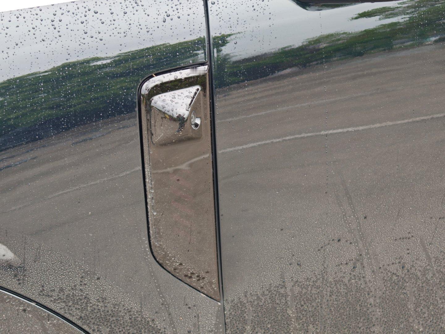 华境S这次标配了华为乾崑首创的舱内激光视觉融合方案，而且上车即能实现城市NCA功