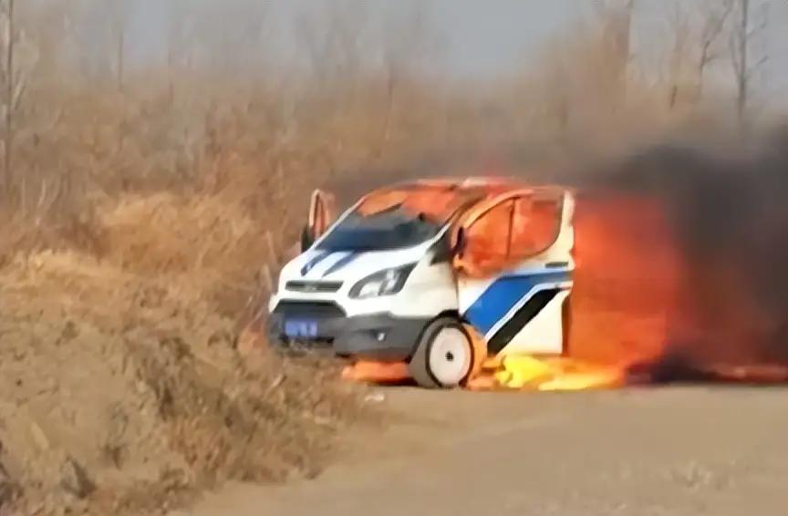 都说现在上坟烧纸一定要小心，要不然就别烧纸改用鲜花吧，这在辽宁的沈阳，男子烧纸时