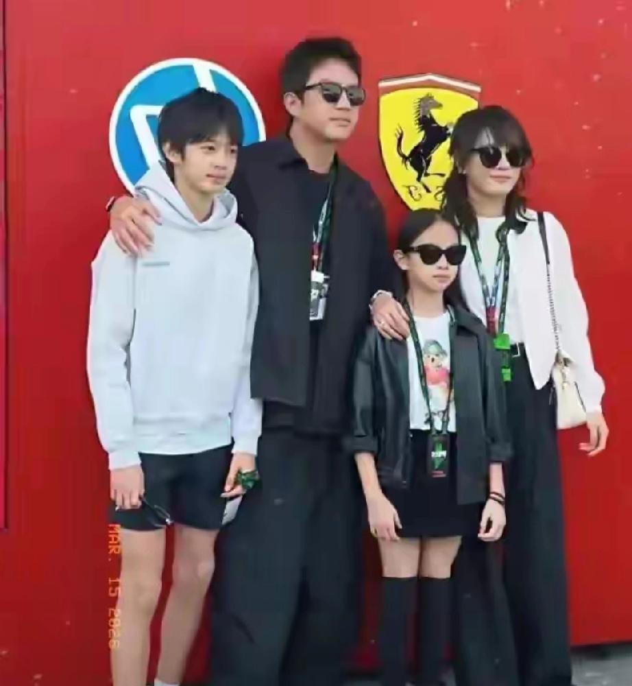 邓超孙俪一家四口机场同框！邓超许文强造型吸睛，一个动作甜翻全网