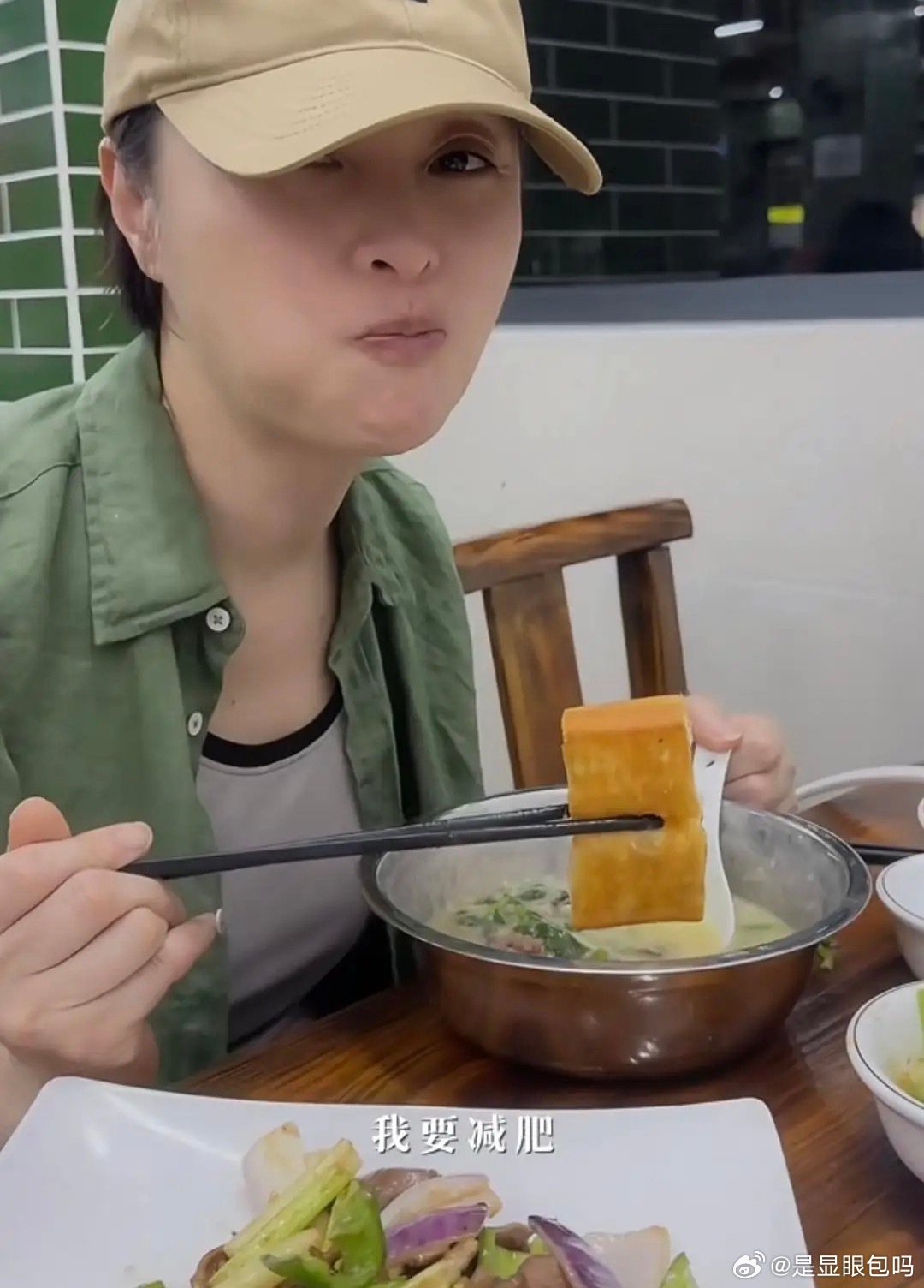 吴越现身佛山饭馆，用不锈钢小铁盆喝粥，泡油条，53岁的单身生活十分潇洒。她没化妆