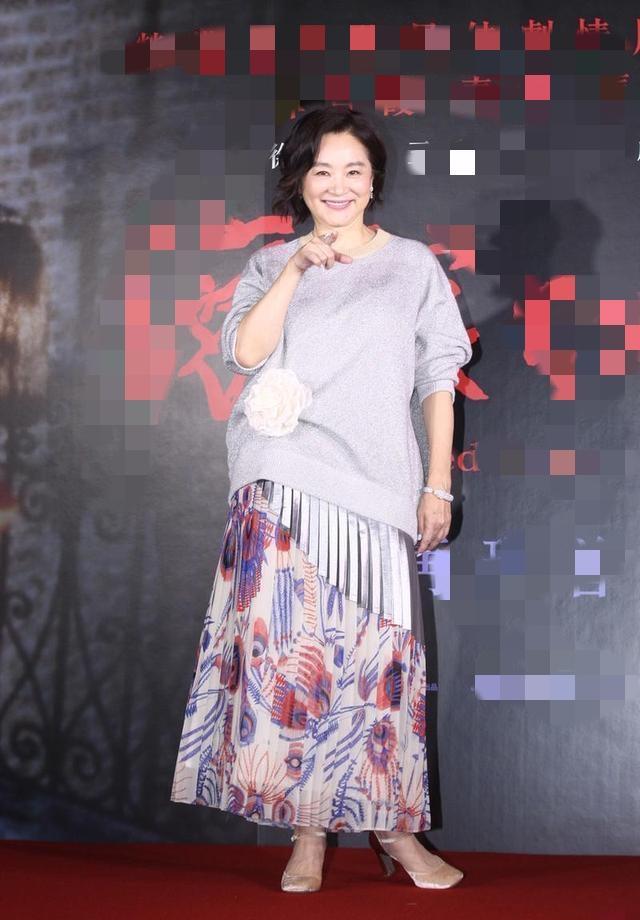 69岁，不遮皱纹。她刚跟造型师吵了一架。造型师递来一顶假发，说能“彻底年轻”