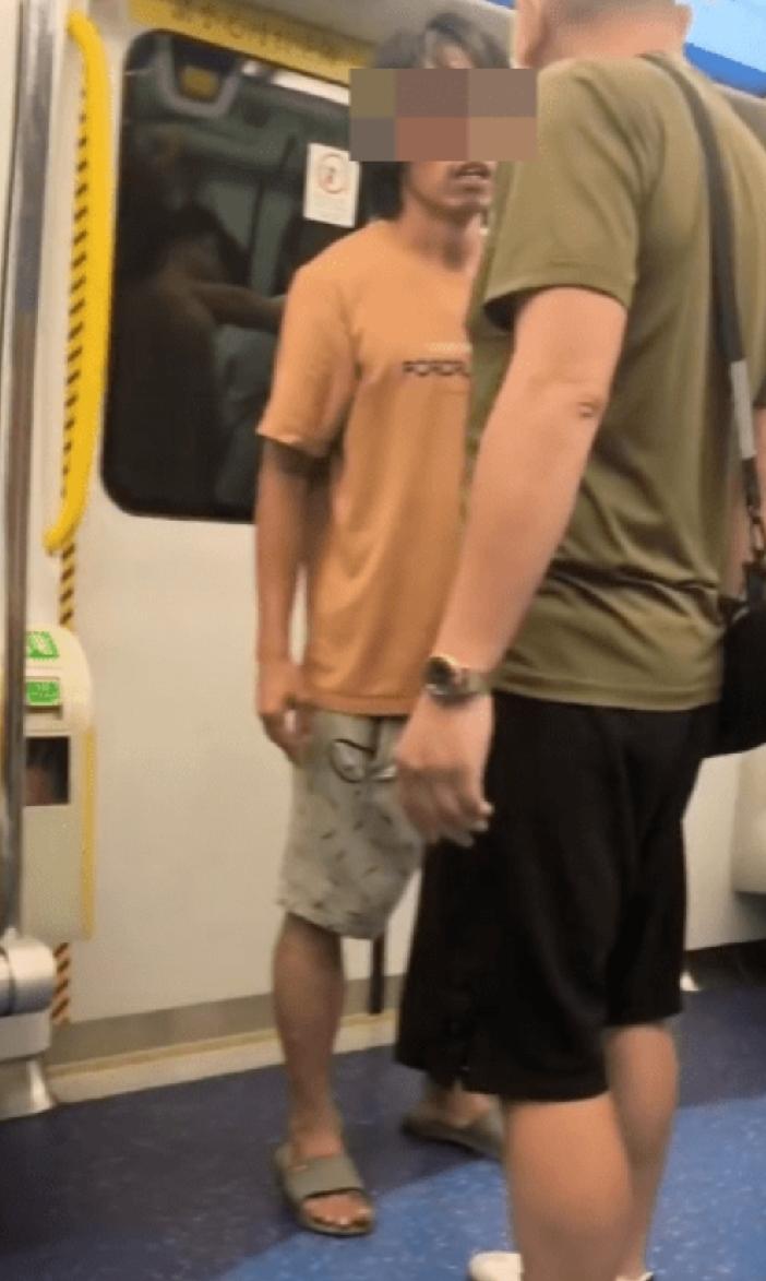 香港港铁车厢惊现激战！周五（22日）网上流传一段短片，两名男子在港铁屯马线列车内