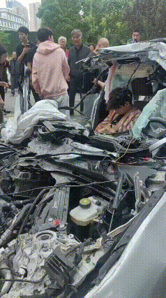 果然是死道友不死贫道。宝马车主：那就请副驾先牺牲一下吧。4月14日网友发布交