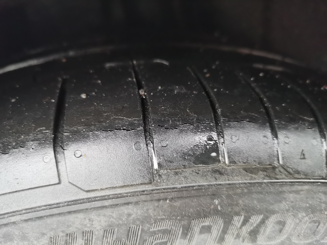 迈腾轮胎开裂两年车轮胎这样正常吗三万四千多公里，不到三万五23年7月提的车