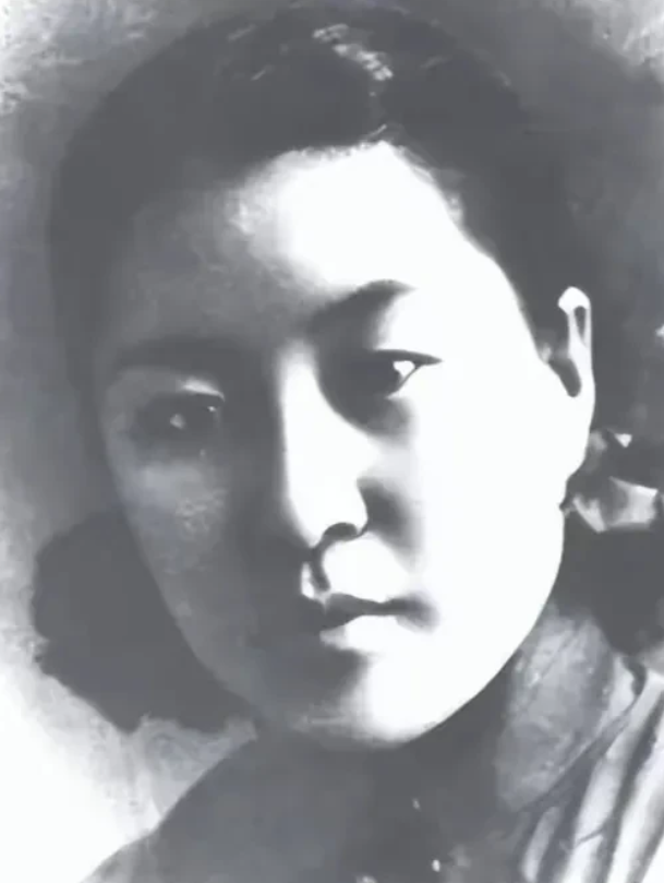 1936年，16岁小护士听说日本军医要锯掉赵一曼的腿，心中一沉，她咬咬牙，悄悄变