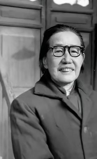 1937年，一位女红军在牧民家中诞下一子。当马家军搜捕时，她正给孩子喂奶，危急关