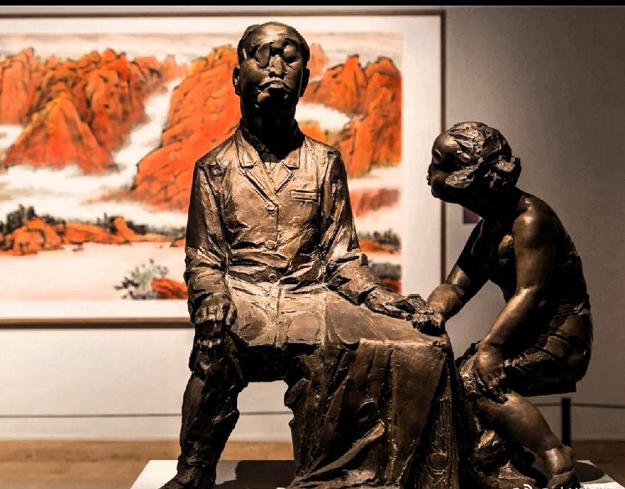 这种雕像想表达什么呢？在中国美术馆看见的这个作品，蓄意及恶意带偏审美，将审美