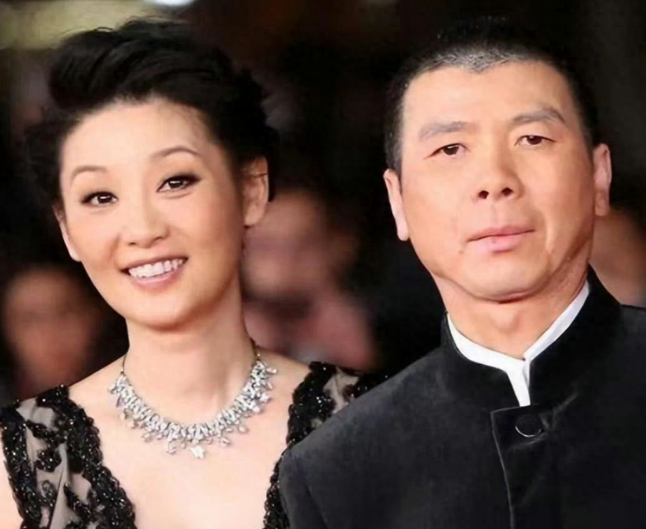 徐帆罕见回应婚变！8月2日，面对甚嚣尘上的离婚谣言，久未露面的徐帆携养女徐朵