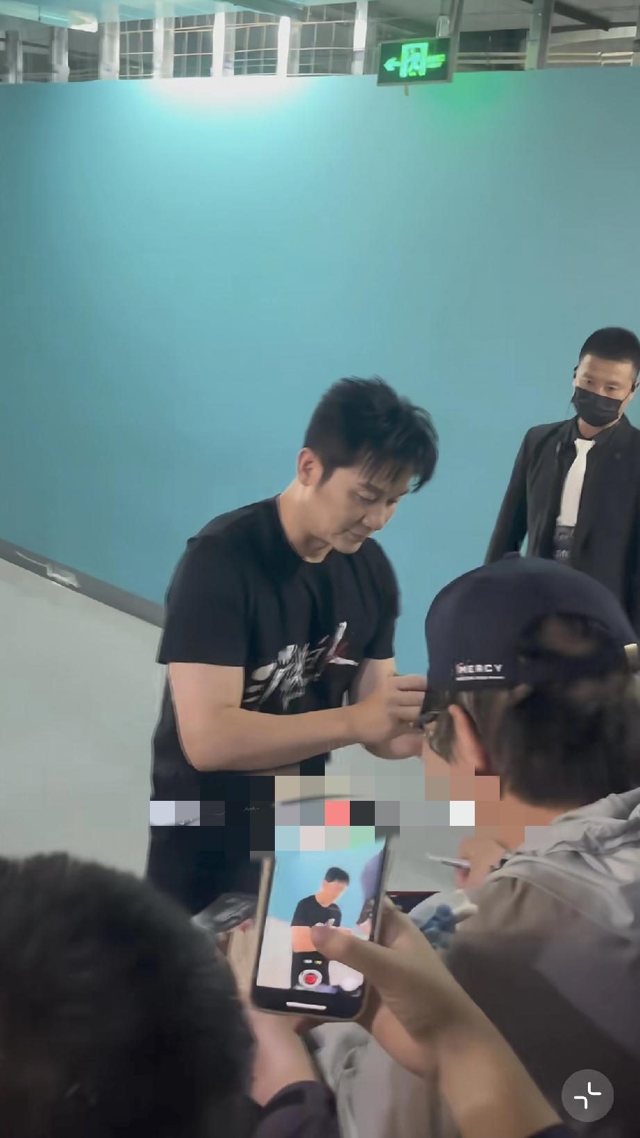 4月29日，大黑牛李晨现身北京参加电影《消失的人》首映礼，一脸疲惫和苍老，粉丝不