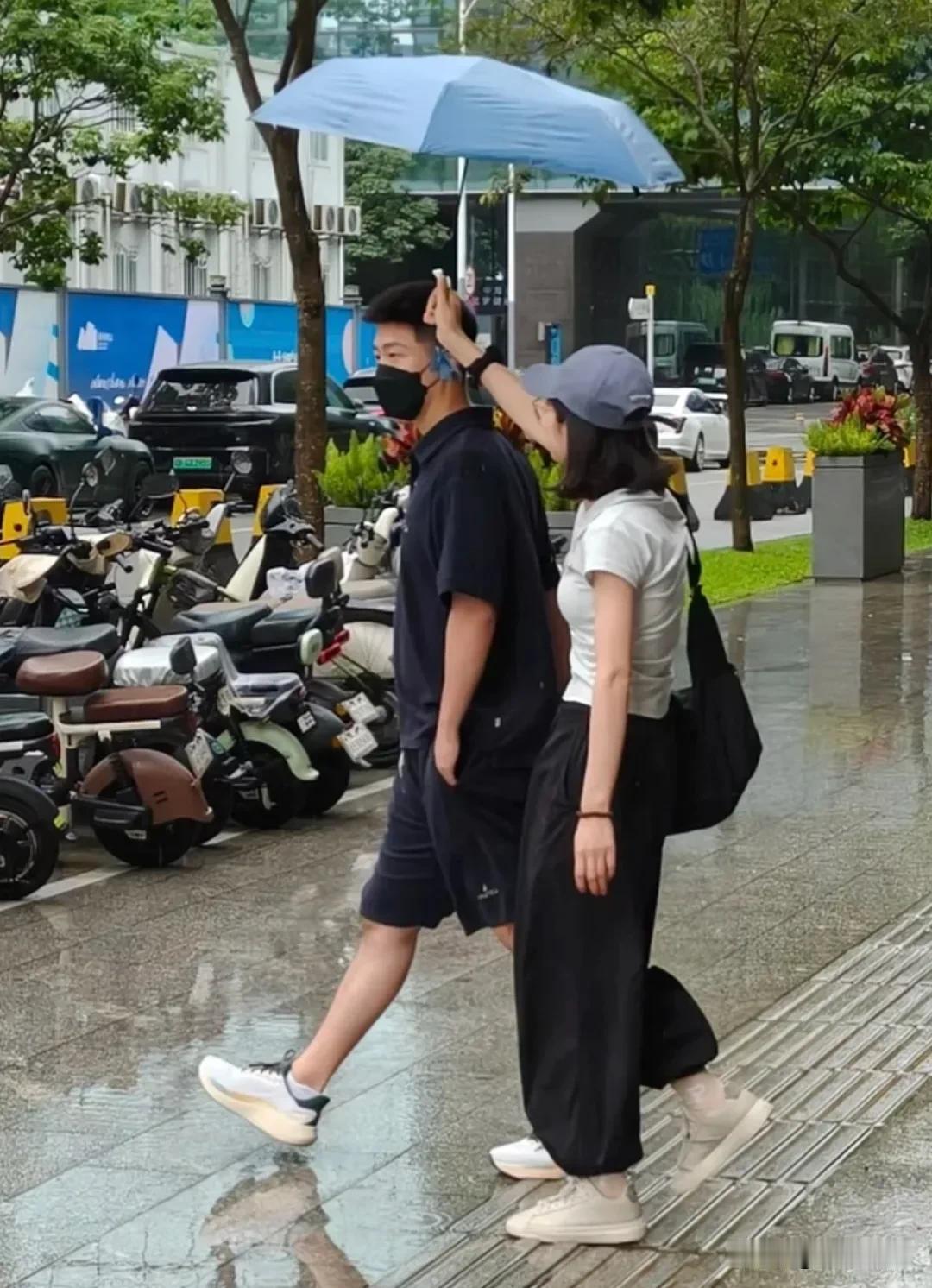 窦骁和老婆何超莲，现身深圳一家餐厅聚餐，原来这公婆俩关系好着呢。真搞不懂网上的
