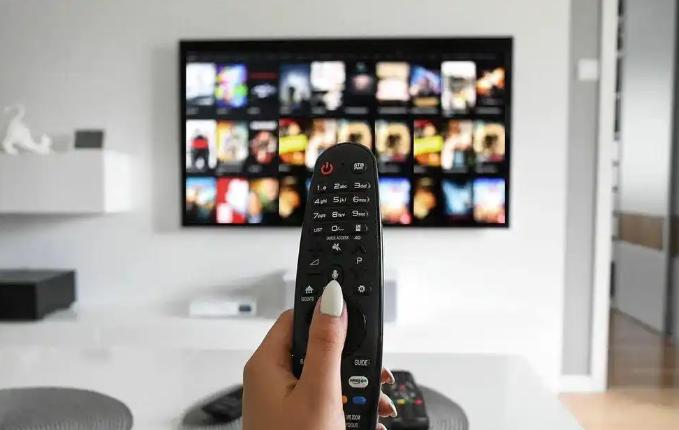 为什么遥控器没电了拍两下就能用？不是玄学，有实实在在的原理。你肯定经历过这种