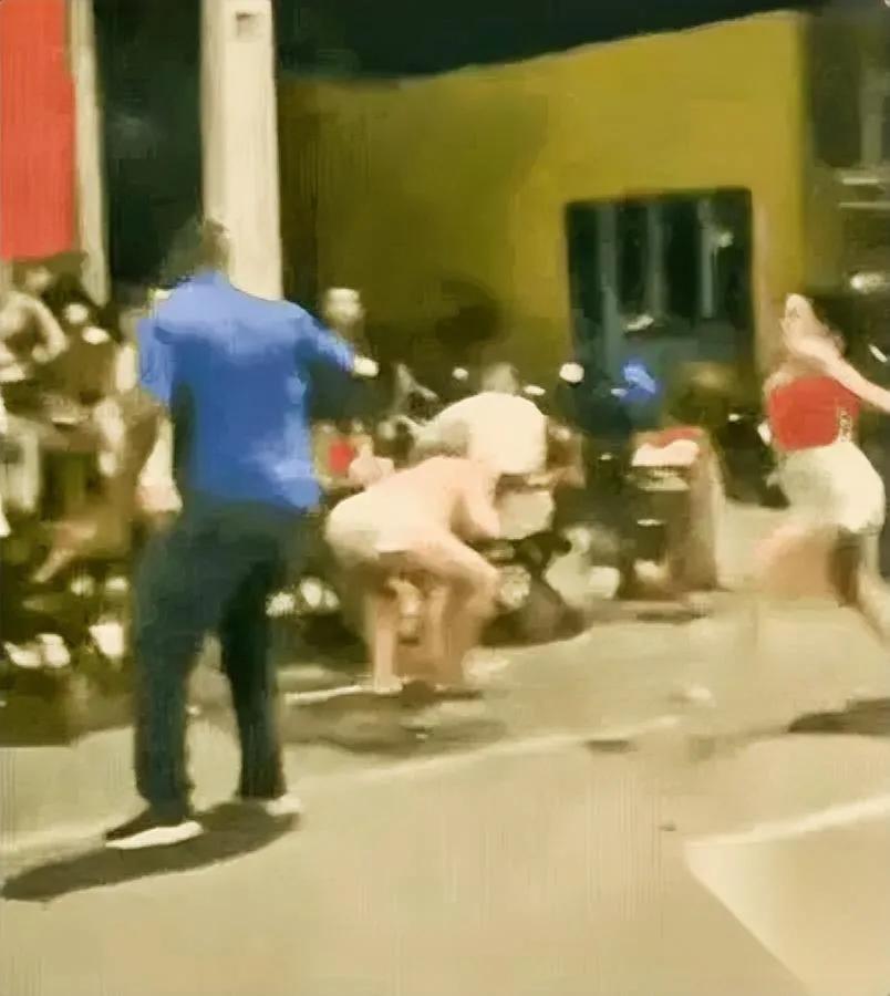 地铁那事儿我越想越气怎么好好还手的我反倒成全网恶人了？那天在地铁被一个女