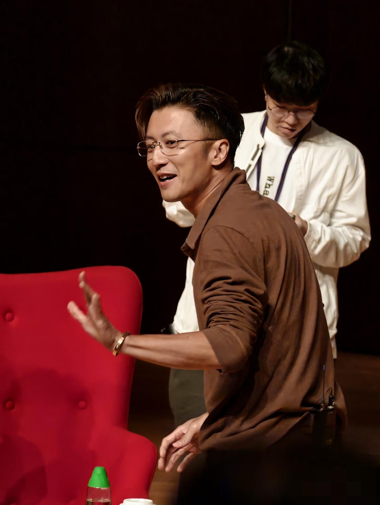 4月2日，谢霆锋现身港大，身体扛不住了，直接要了一件外套披上，空调太冷了，最后还