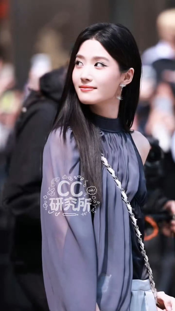 卢昱晓美人闻香比香水味先到的是噜噜的香味……噜噜的蓝色小烟熏眼妆也太亮眼了吧！清