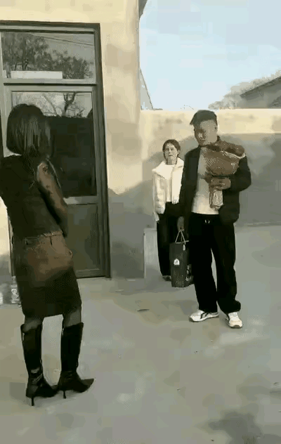 带男孩去相亲，当男孩子看到女孩的那一刻，男孩转身就走了，这也许是明智的选择，因为
