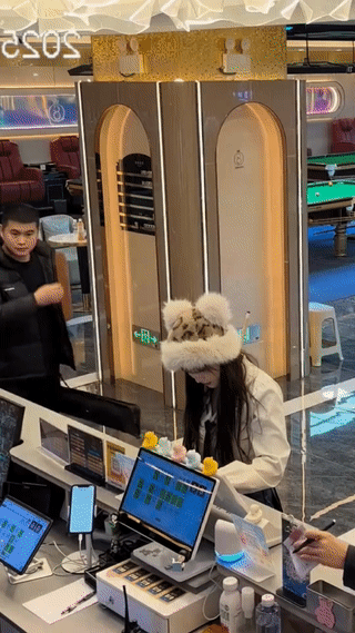 这男的真是手太欠了！你说你闲着没事突然伸手拿人家女孩的帽子干嘛？最后不但被女