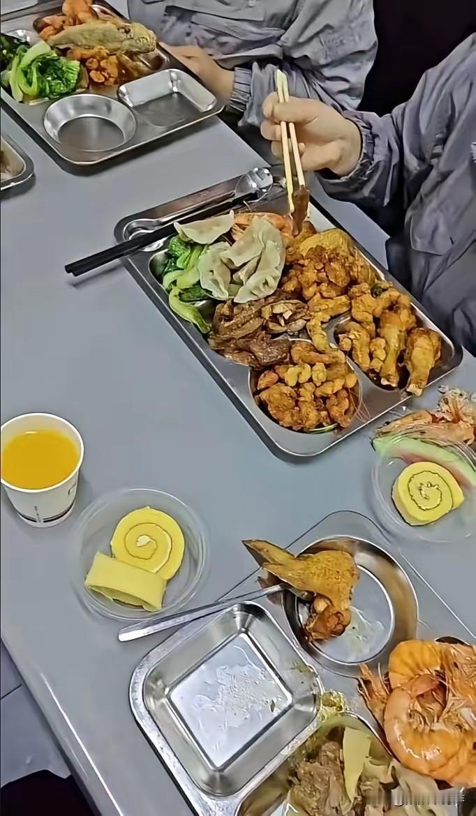 吵翻天！广东中山，一家电子厂举办年会，但他们并没有选择酒店，也没有抽奖和表演，就