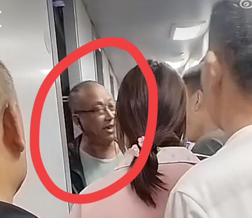 绿皮火车上，住下铺的大爷不让中铺的大哥放水杯。说位置是他买的，桌子归他使用。这个