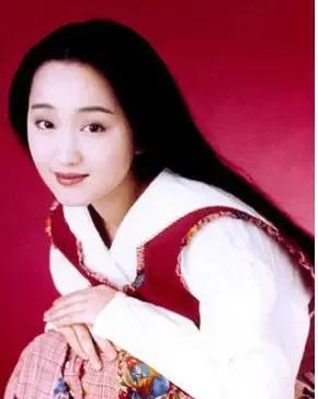 杨钰莹当年有多红……一次在亲戚家，电视里正好放着杨钰莹的歌<风含情，水含