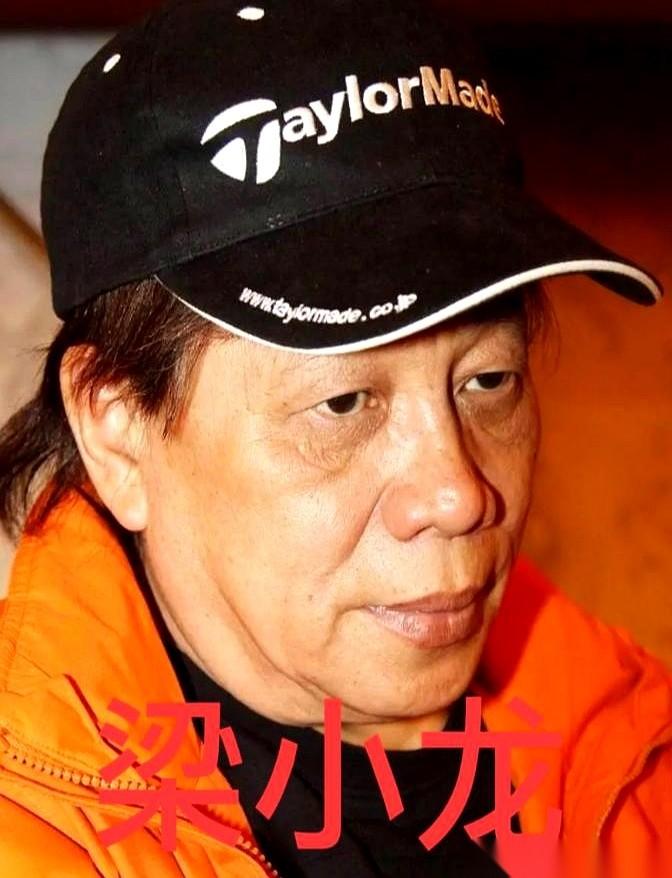 灵堂里，香还没烧尽，那股呛人的烟火味闷在空气里。角落里，经纪人捏着计算器的手指