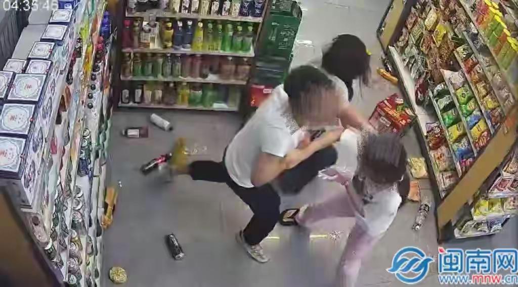 谁家17岁的孩子？深夜她为救人被歹徒打得全身是伤看到这条新闻，心疼得睡不着觉