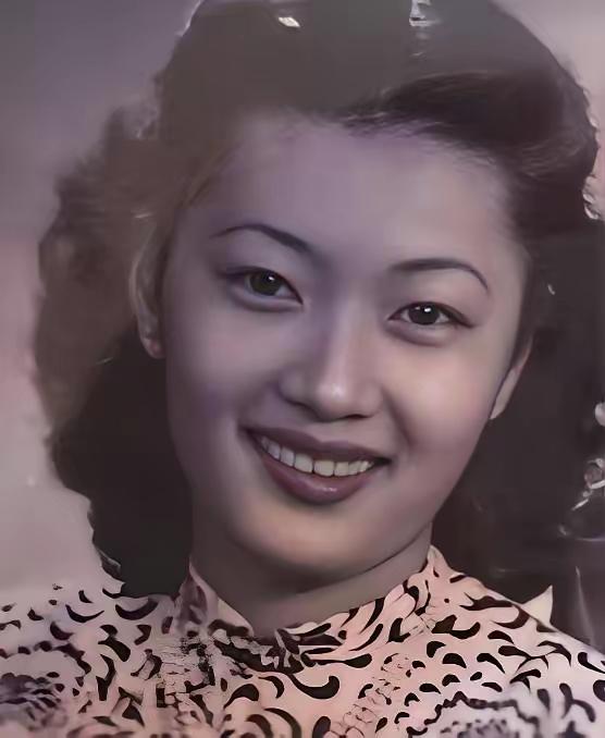 1946年，孔祥熙女儿逛公园遭军阀公子街头调戏，她立即举枪便射，两人互射十几发，
