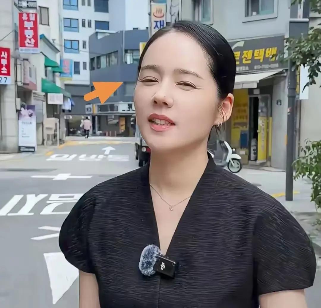 韩佳人保养太差了，眼皮稍微一动，就挤出好多皱纹，她年纪也才43岁，不算老啊，怎么