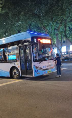 南京女子为赶公交，拦停车辆堵路。6月9日下午，新街口十字路口发生了一件让