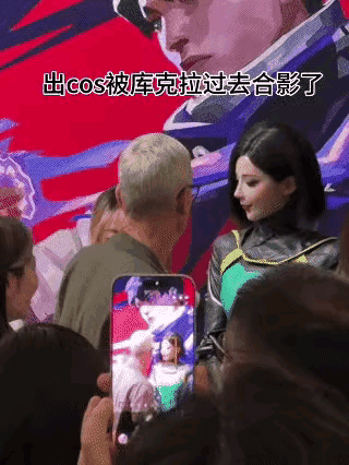 这个人形机器人看起来有些很妩媚，还会握手，还会鞠躬，显得彬彬有礼，能做到这一步，