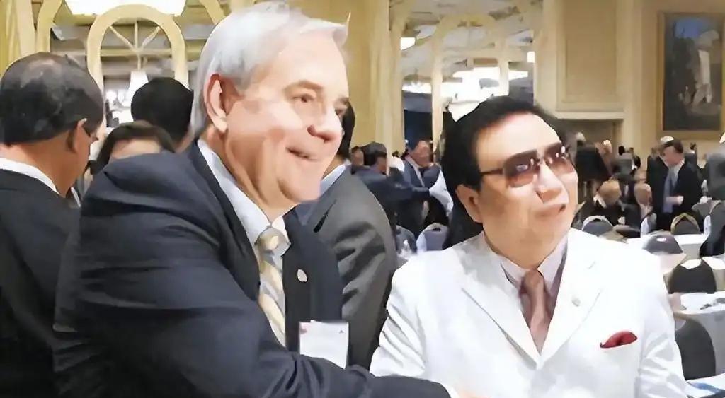 14年前，那个捐美国7千万并叫嚣“我乐意”的中国富豪，今已破产。2011年，钟馨