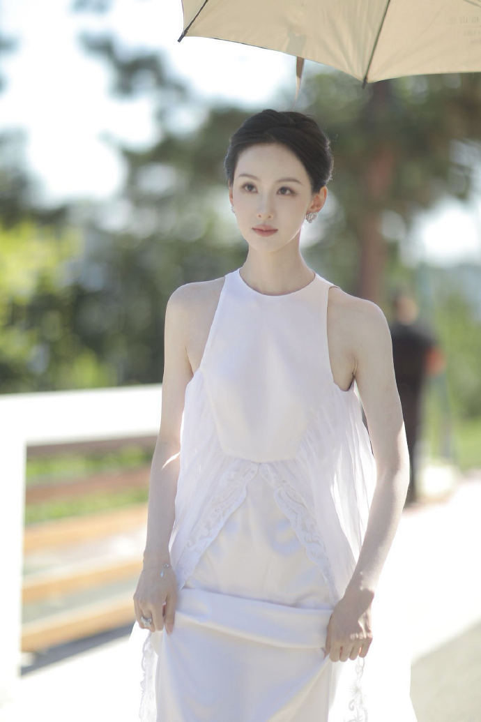 陈都灵不浪费每一次妆造陈都灵线下活动战神又发力，这波白裙造型谁看了不夸一句绝