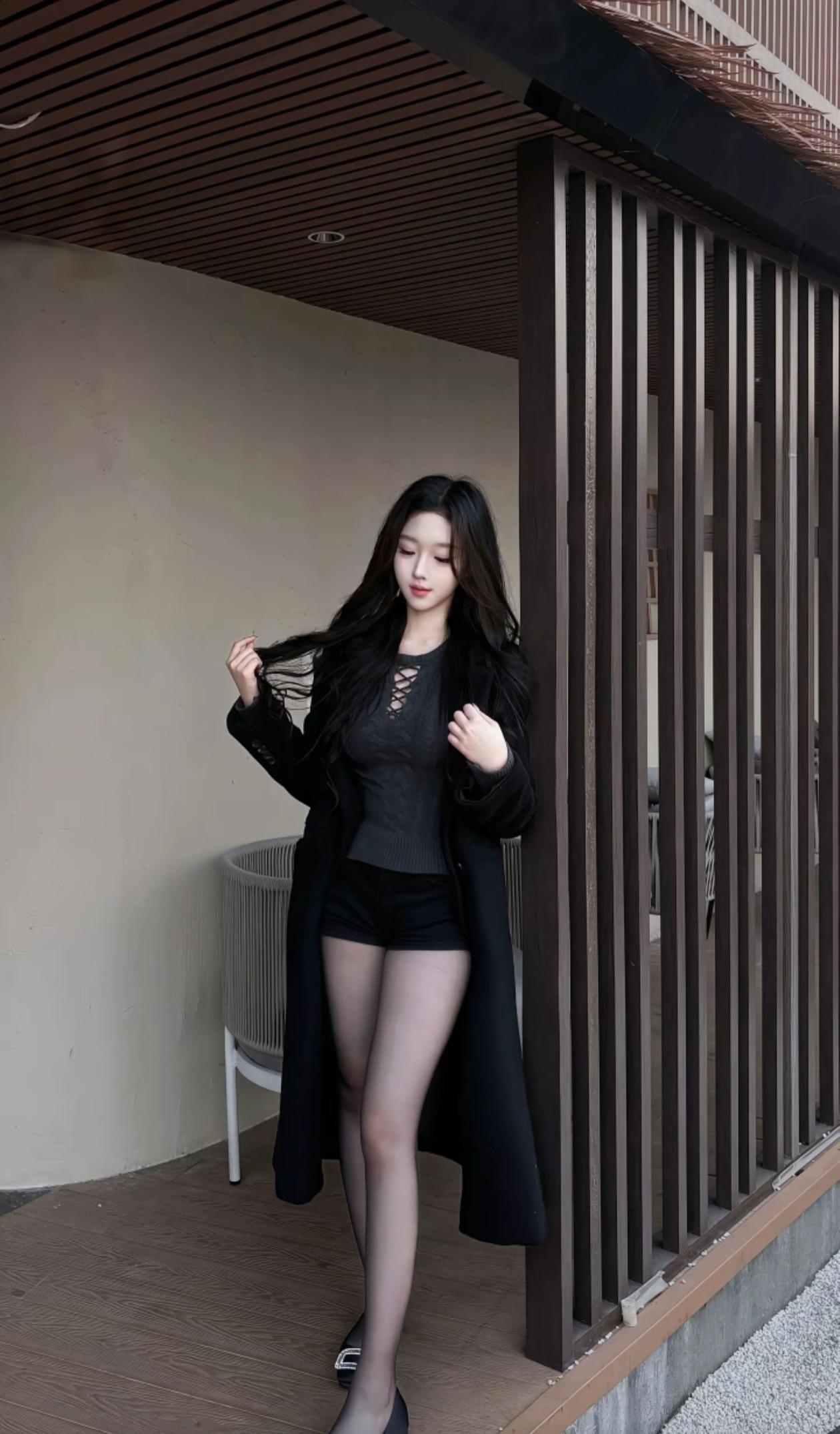 优雅黑衣少女，都市时尚气息