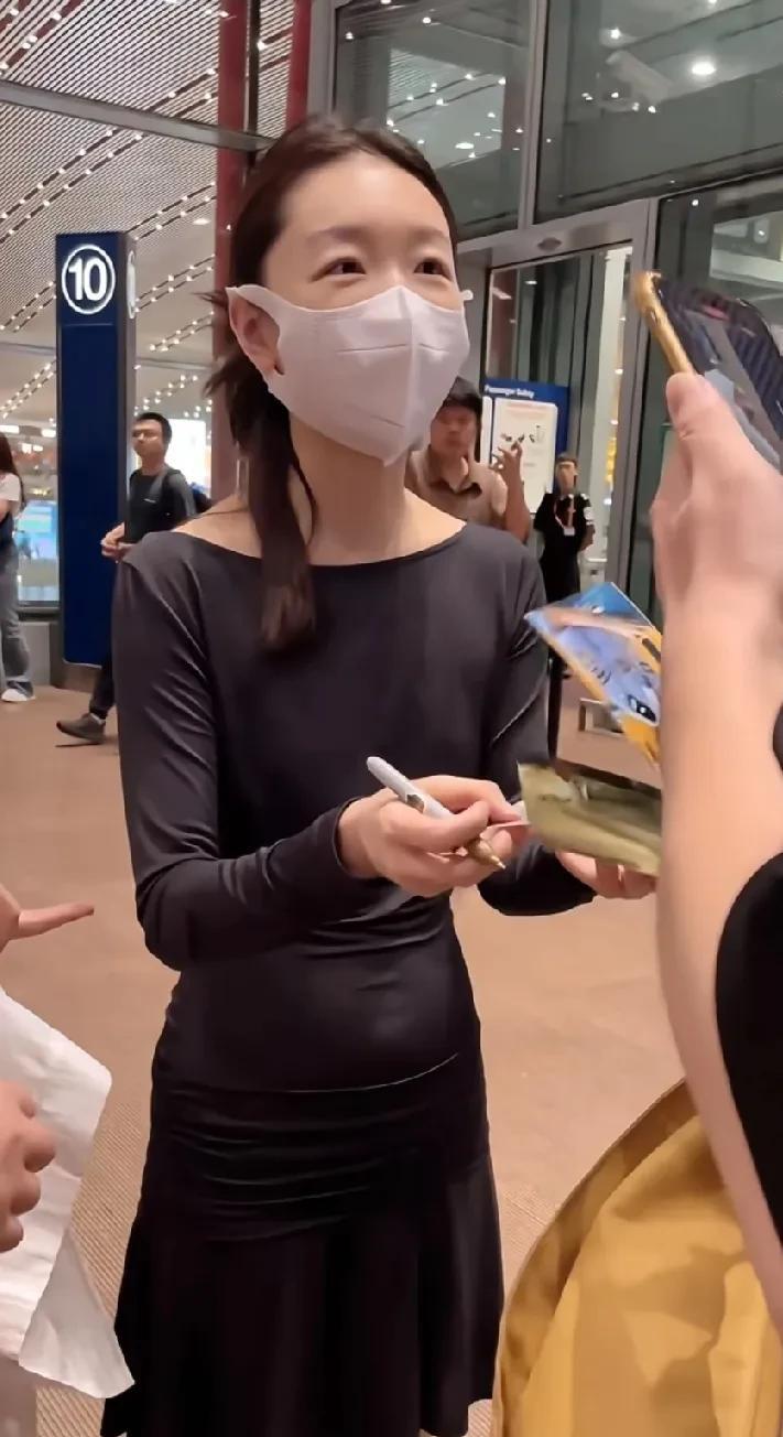 真的不在意小肚子啦！看周冬雨那么瘦也有小肚子，还很坦诚。不必迎合别人的眼光，接受