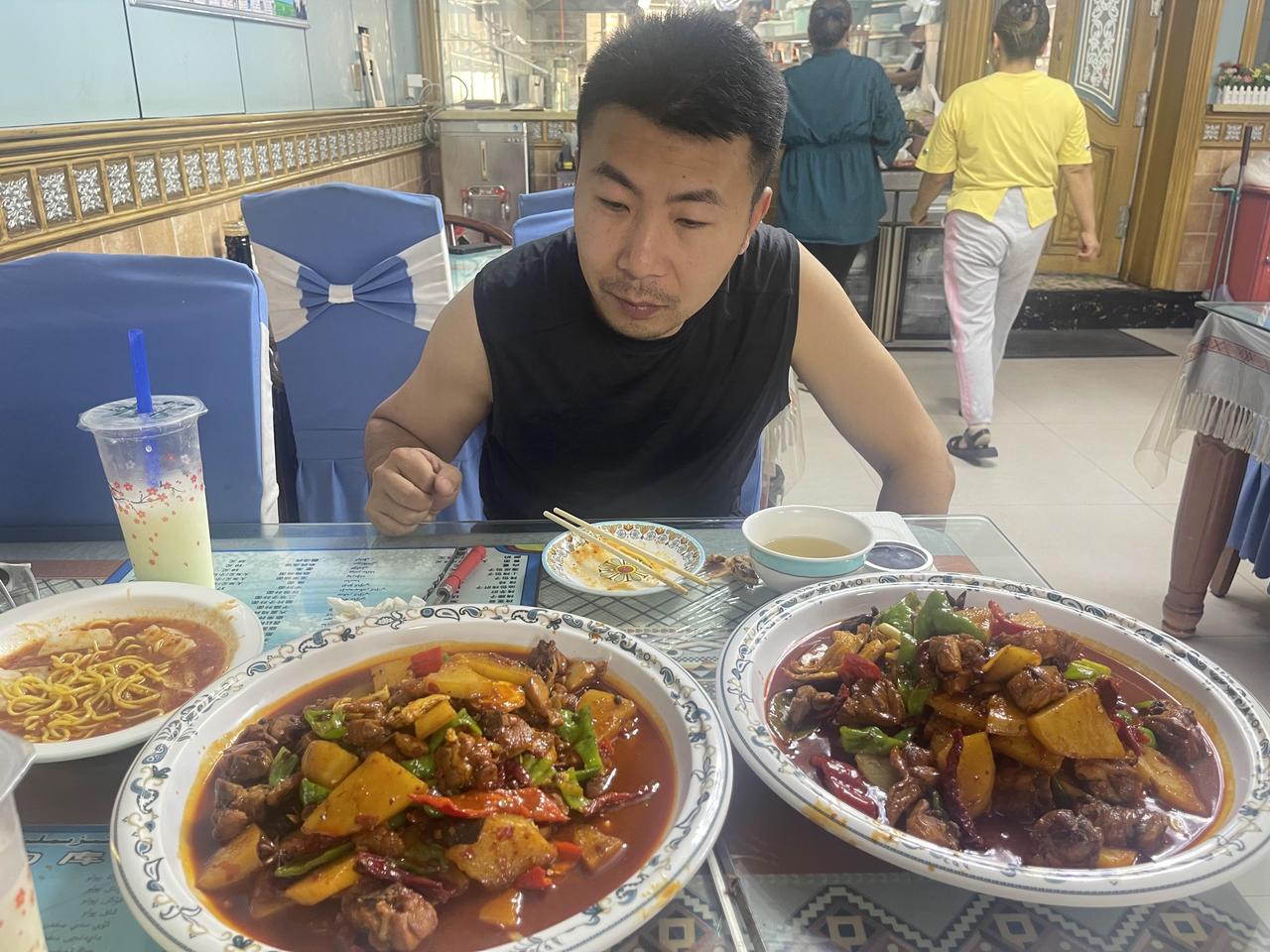 图一库车68元的大盘鸡上来直接两大盘图二库车巴扎7元一串的超大羊肉串