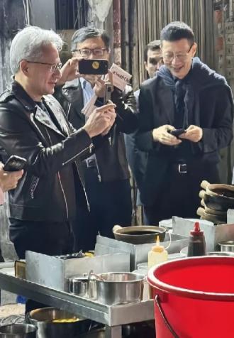 黄仁勋为什么没有和鲁比奥一起去印度？他这身皮衣，在50度的天气下能坚持几天。