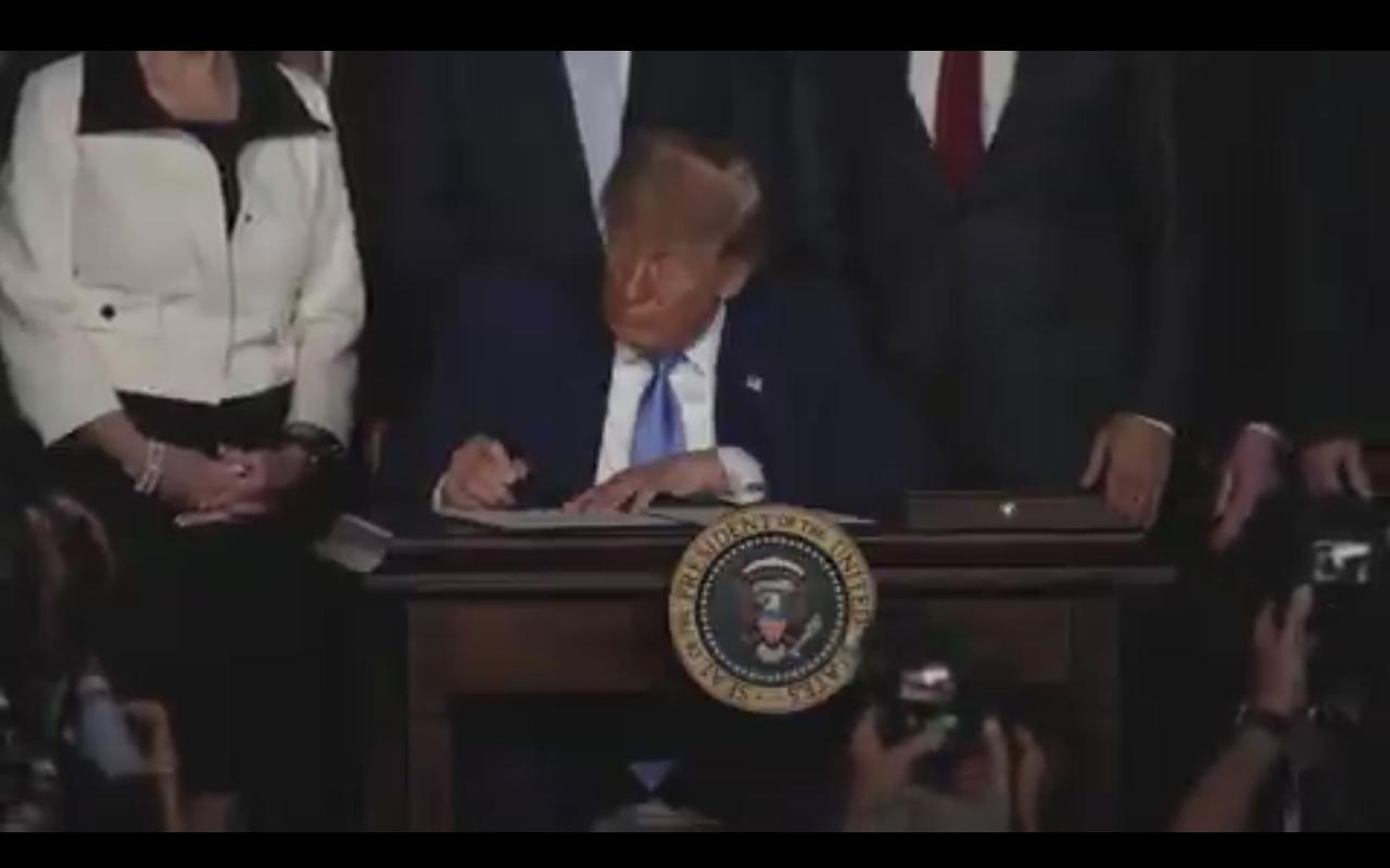 特朗普刚刚签署了一项行政命令，指示美国每个联邦机构立即开始整合到America