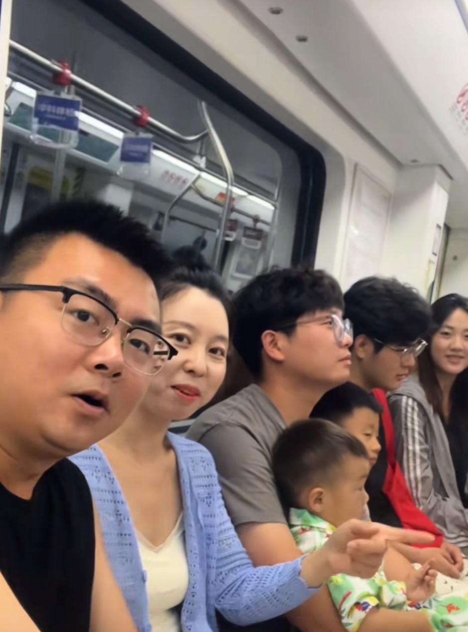 田静一家人来了一趟南昌，激起一大片水花，支持许妈的粉丝有两种意见，一种是劝田