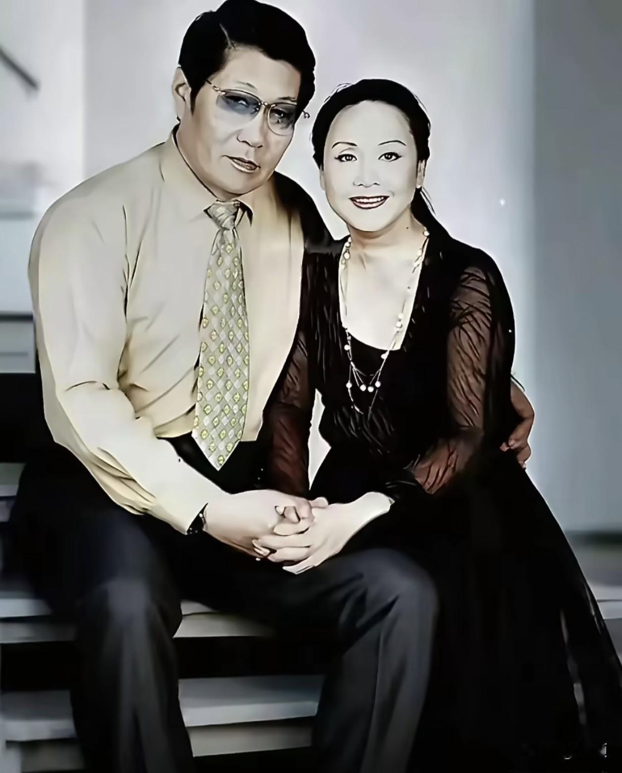 这张九十年代的老照片，记录下开国大将萧劲光之子萧卓能与歌唱家李谷一的相处瞬间。萧