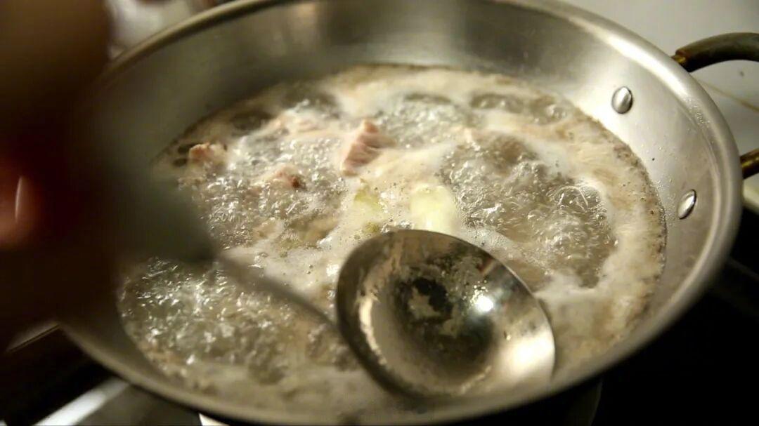 炖肉时出现的浮沫, 是营养精华还是脏东西? 该不该撇去?