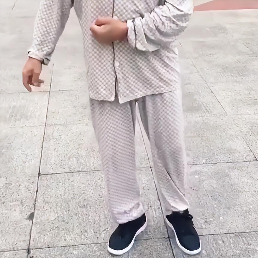 偏瘫后这五种步态最危险！但愿你一个也没有1.划圈步态这是偏瘫患者最典型的