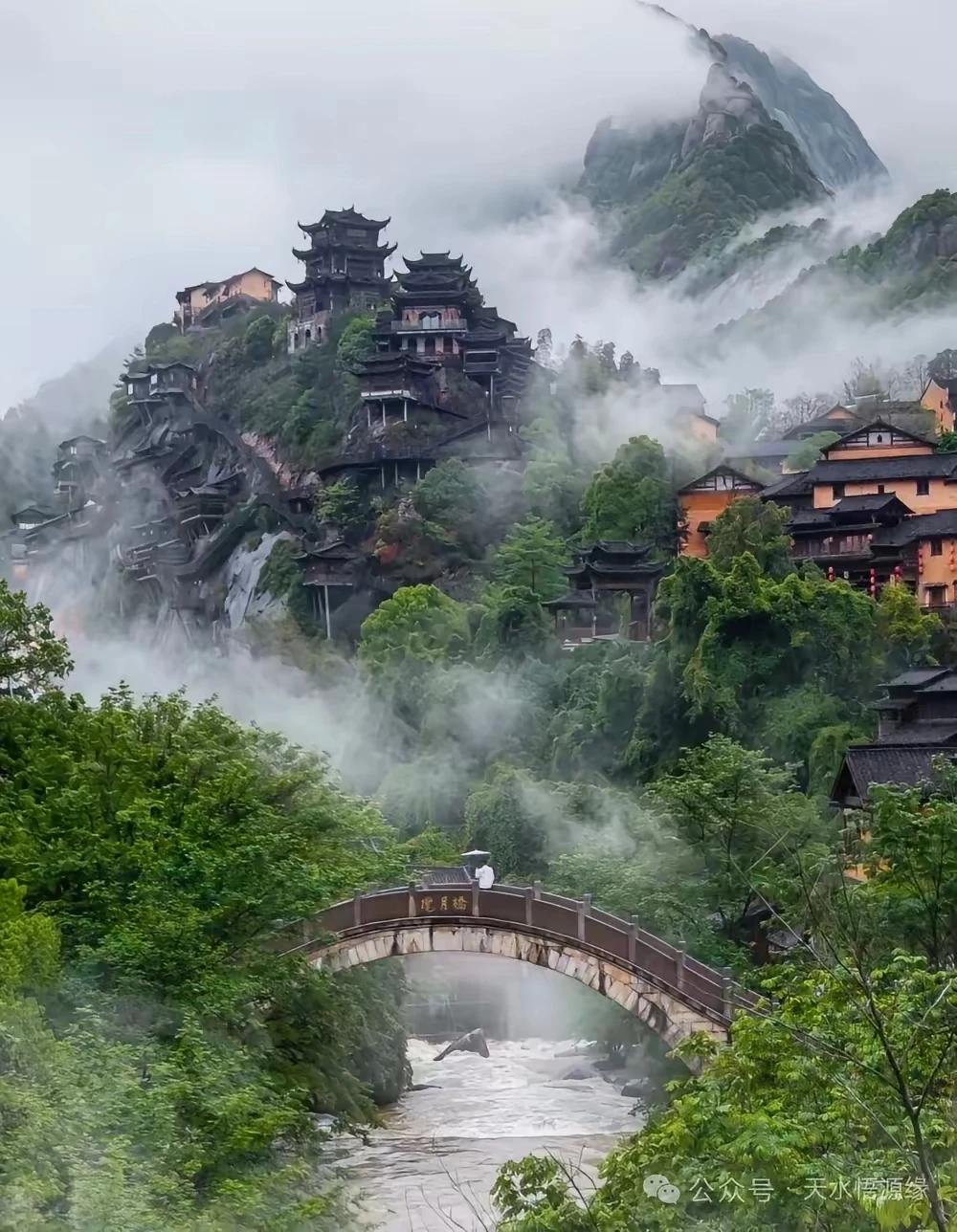 《林桥幽境》云雾缠绕半山腰，古楼悬在翠林梢。石桥横跨奔腾水，人立云边听野