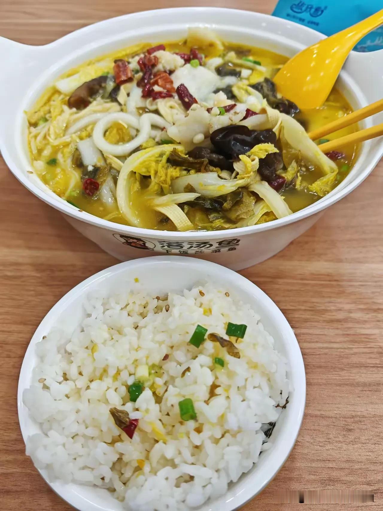 以前很喜欢吃酸菜鱼，尤其喜欢用鱼汤泡饭吃，觉得很香。可是，现在怎么也吃不到以前的
