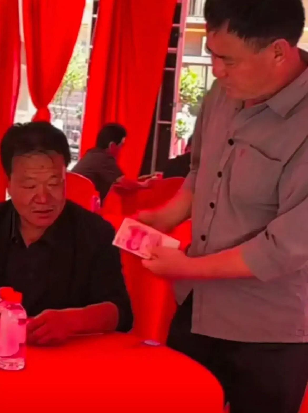 泪目！哥哥和弟弟因分家产大吵一架，兄弟俩五年没说过一句话。哥哥儿子要结婚了，婚礼
